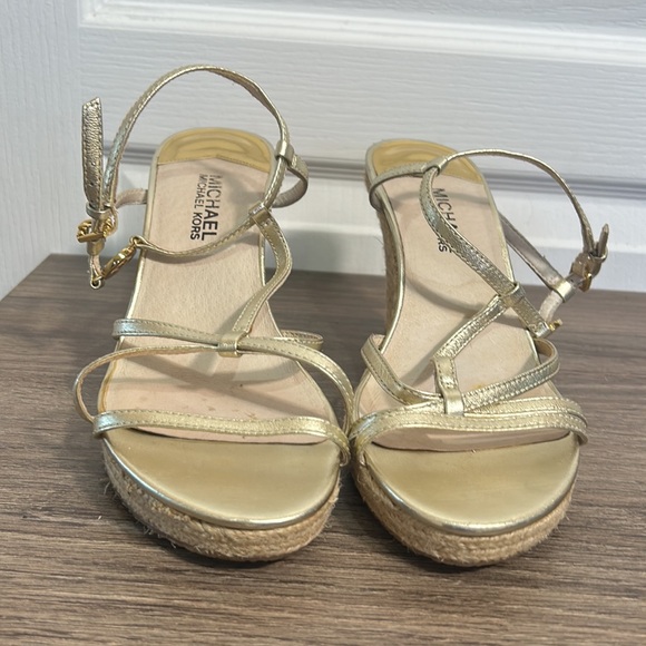 MICHAEL KORS WOMEN PALE GOLD KAMI T STRAPS WEDGE HERLS IN SIZE 8 M - Picture 8 of 8